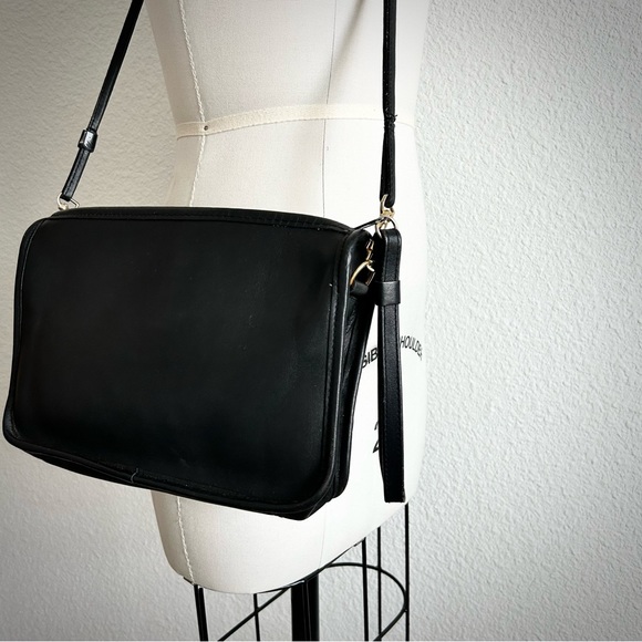 VINTAGE 100% GENUINE LEATHER BLACK MINIMALIST CROSSBODY BAG - Picture 2 of 3